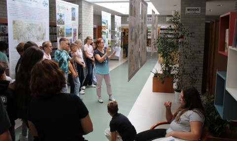 A gyerekek meghallgatják a tárlatvezetést.