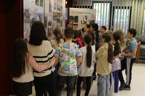 A gyerekek meghallgatják a tárlatvezetést.