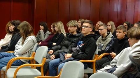 A középiskolai diákok figyelmesen hallgatják Kádár András előadását a mobil újrahasznosítási programról és az élőhelyek védelméről.