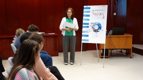 Riczu Anikó könyvtáros könyvtári foglalkozást tart a gyerekeknek az e-hulladékokról.