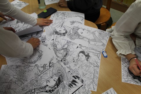 Japán stílusú kifestők, melyek gésákat ábrázolnak